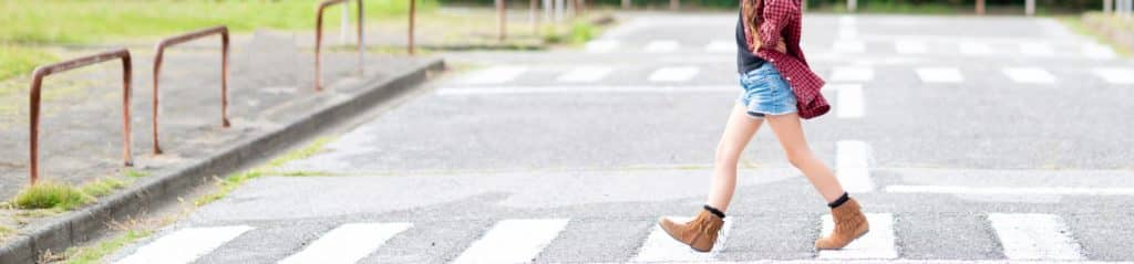 La marche en rotation interne est une anomalie de la marche et de la course rencontrée chez les enfants. Elle est caractérisée par le positionnement des pieds voire des genoux tournés vers l’intérieur lors de la marche.