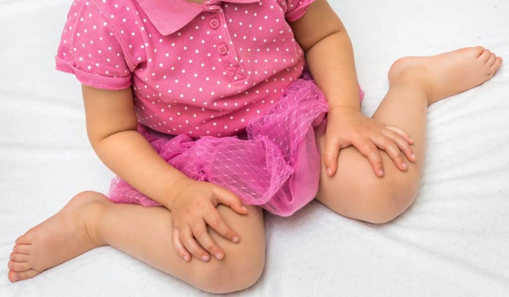 Le « W » c'est lorsque l'enfant s'assoit au sol et replie ses jambes derrière lui.