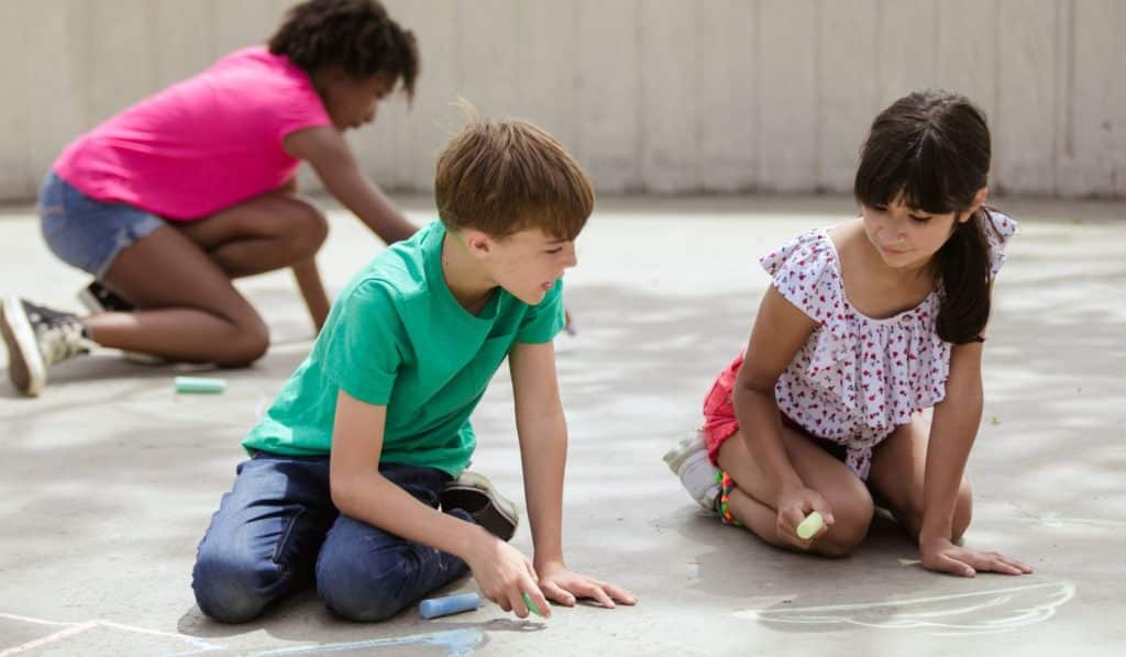 position assise pied sous les fesses